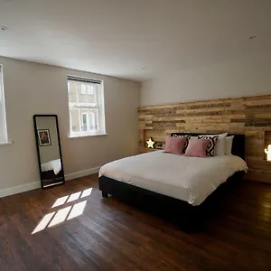 N5 Townhouse, Sleeps 20 Holiday home